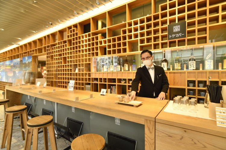 地酒が飲める『トヤマバー』。カウンター後方の壁は立山連峰がモチーフ。