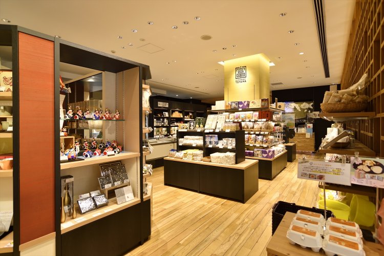 美しい店内には、伝統工芸品も多数並ぶ。