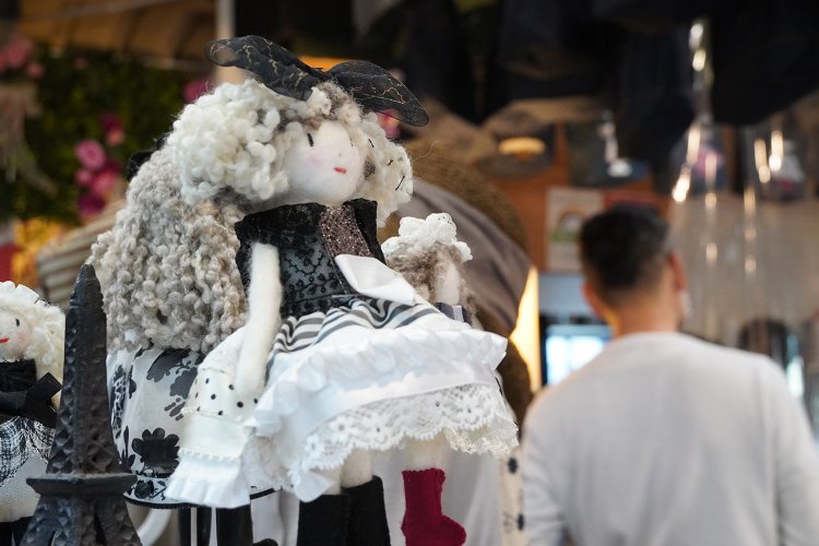 いくつ作ったかわからないというエリーちゃん人形は2000円〜。