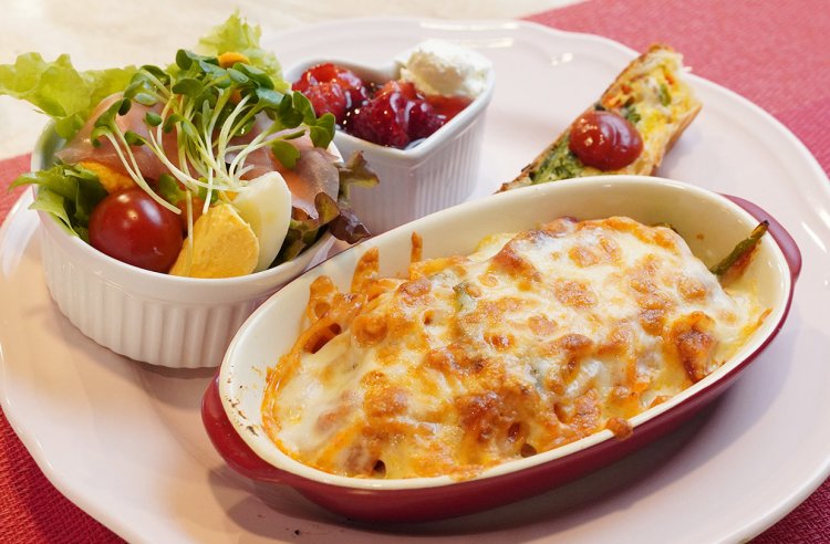 焼きチーズナポリタンハーフ980円。サラダ、副菜、デザートが付く。 