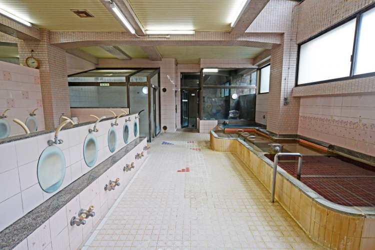 洗い場も広く、使いやすい。右奥が半露天エリア、左奥がラドン風呂。写真は女湯（サウナ室は稼働していない）。