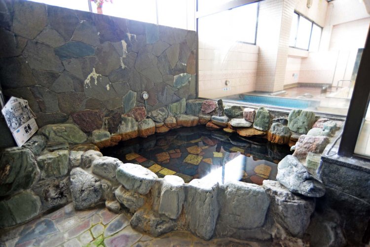 外気が気持ちよいサウナエリアの半露天岩風呂は薬湯になっている。