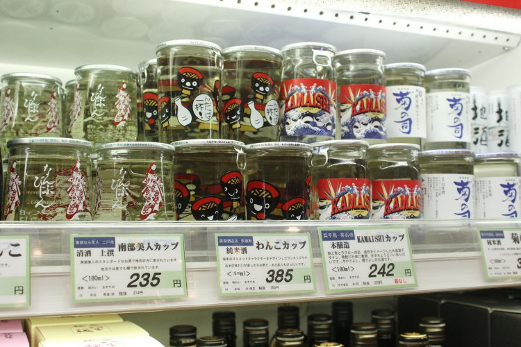ご当地カップ酒も充実。