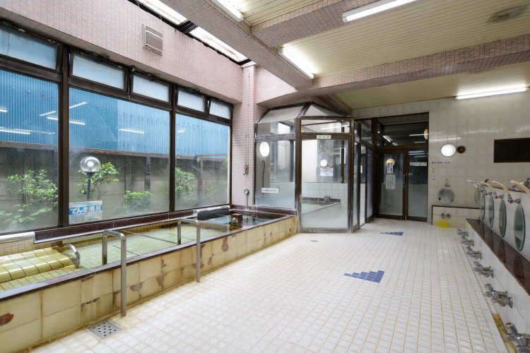 明るく広々とした浴室。超音波バイブラ風呂、電気風呂、ラドン風呂と多彩。ゆっくり過ごすなら半露天岩風呂を備えたサウナエリア（有料）へ。（写真提供＝ゆあみランド）