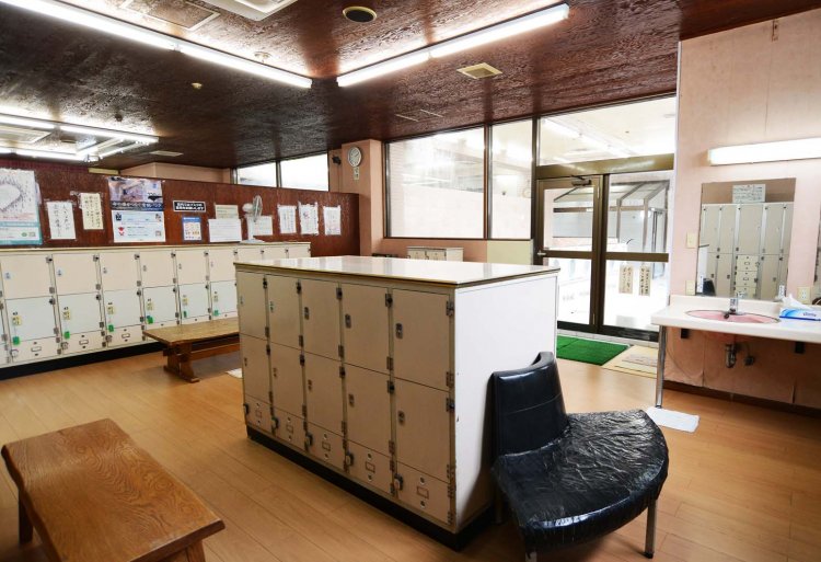 脱衣所は広く、自然光も入るので明るい。