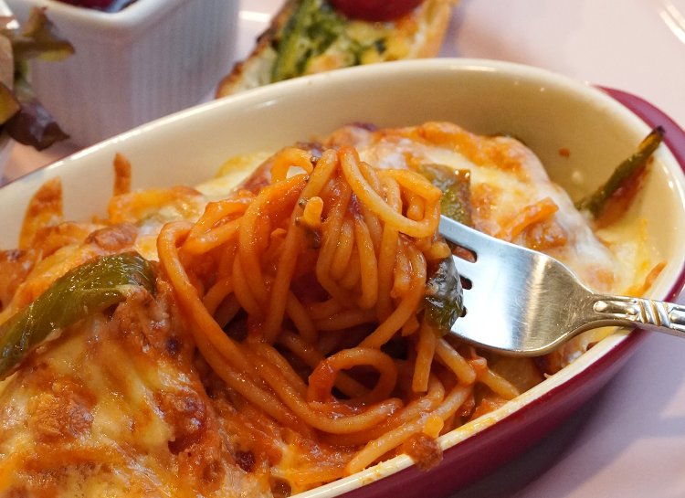 チーズの奥にはナポリタンがたっぷり。