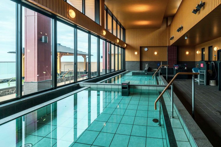 内湯の窓にも海が広がり、開放感あふれる入浴を楽しめる。