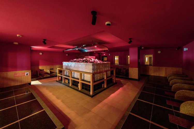 プルガマを囲むように岩盤浴床が並ぶ。一角には女性専用コーナーもある。