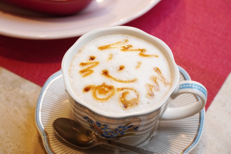 カフェオレ450円。エリーちゃんのイラスト付き。