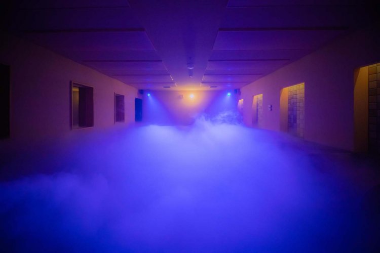 ミストアトラクション「幻夢」は、照明があたると細かい霧が雲のように見え、幻想的な空間となる。