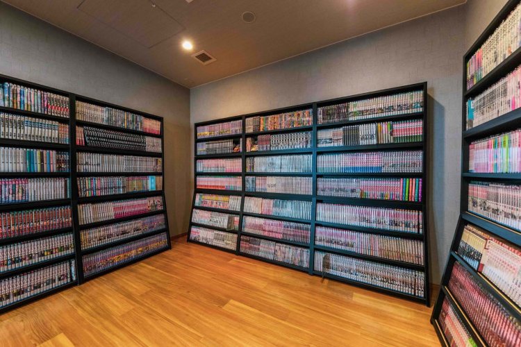 岩盤浴エリアには約2000冊のコミックがそろい、リラクゼーションルームなどで読むことができる。