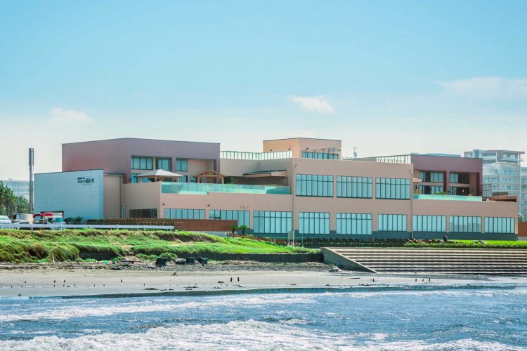 海辺に立つスーパー銭湯。まるでリゾート地のホテルのようだ。