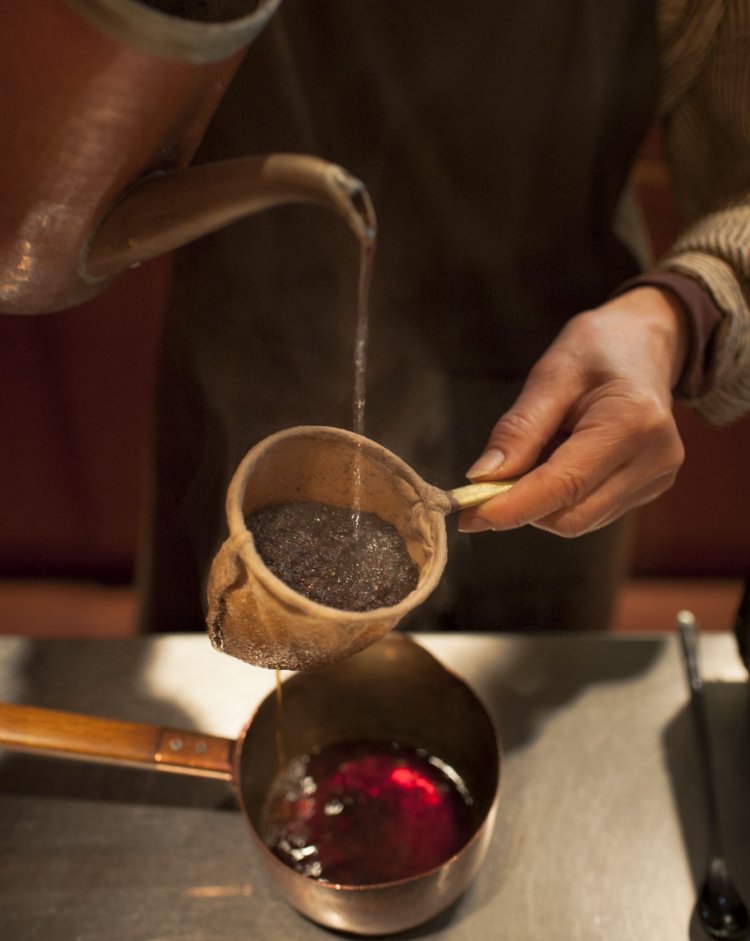 コーヒーは自家焙煎でネルドリップ式。ブレンド5種670円、ストレート720円～、ヴィンテージコーヒー1030円。