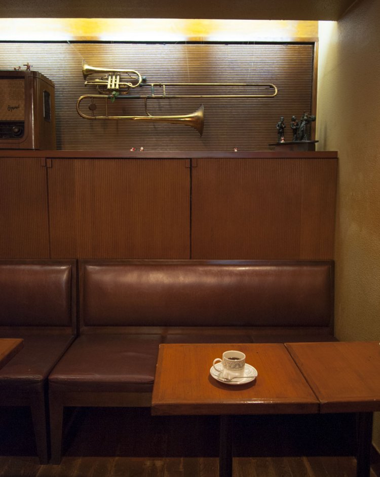 BGMは通なオールドジャズを空管アンプで、あくまでさりげなく。