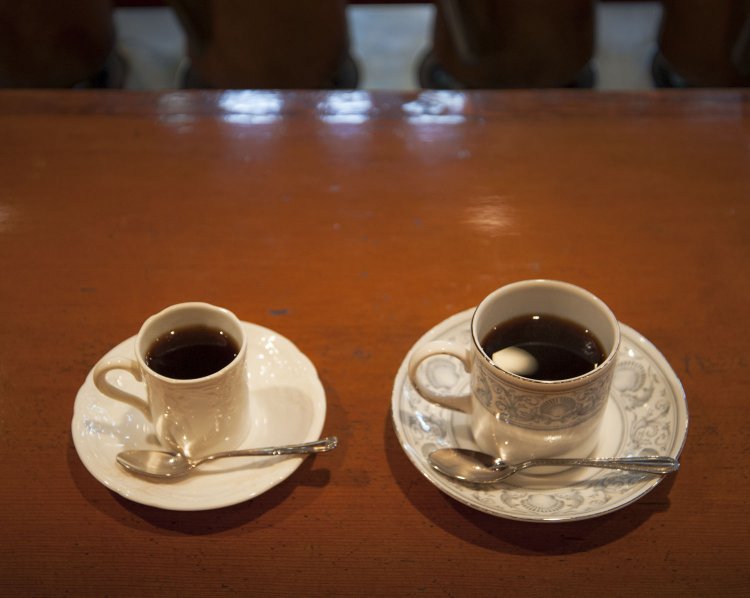 コーヒーは客の希望に合わせ50cc、100cc（左）、120cc（右）のカップで提供。