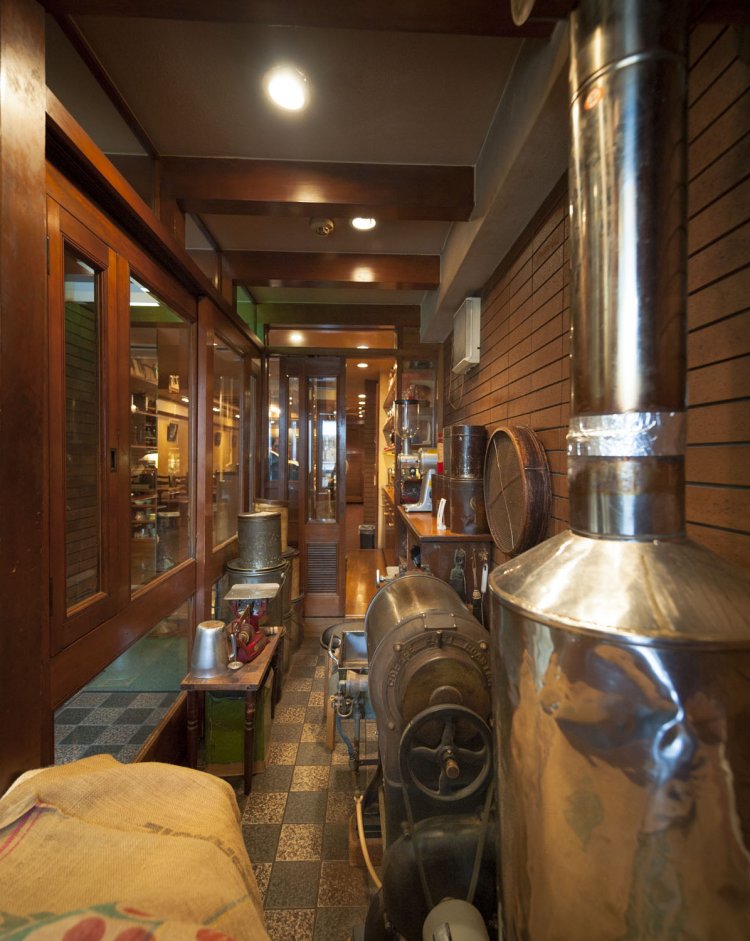 焙煎機は熟練の技術がないと扱えない手動式のもの。