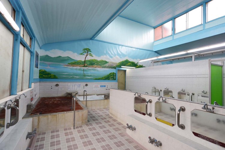 壁には東北の復興を祈るペンキ絵。現在、男湯は奇跡の一本松、女湯は松島の福浦橋が描かれている。