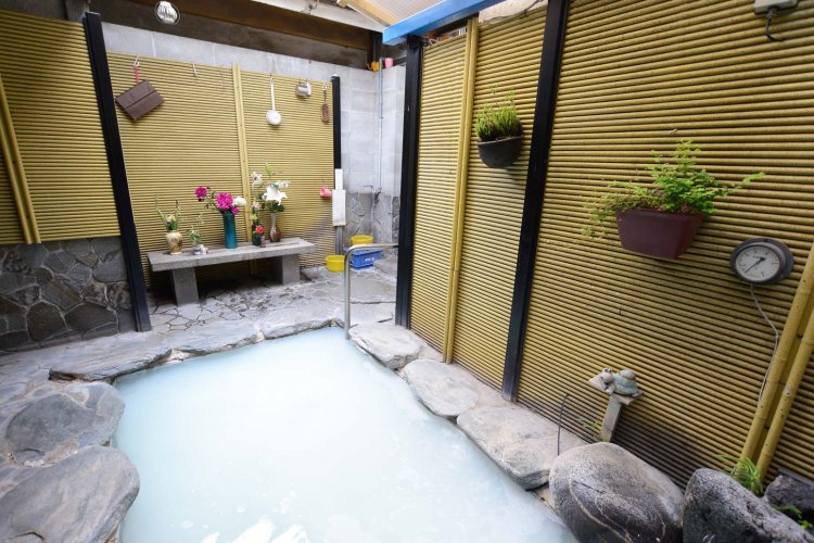 露天風呂には、女将さんが毎日生けるという花が飾られている。