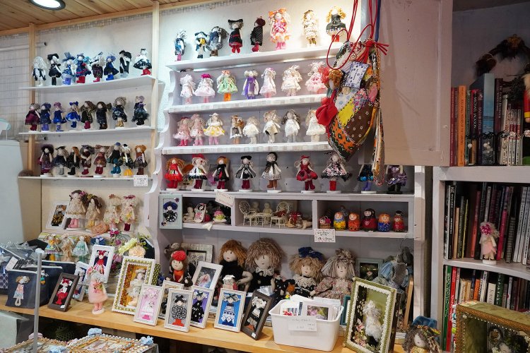 人形だけでなく、雑貨類も豊富。