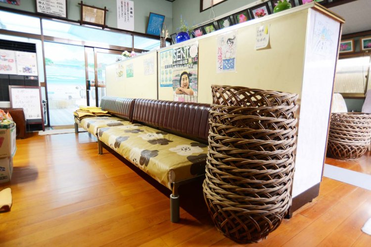 現在ではロッカーを利用する客が大半だが、脱衣カゴも健在。