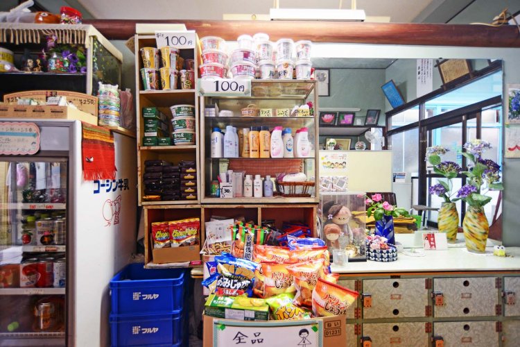 シャンプーや石鹸などとともに菓子やカップ麺も販売されている。もちろん、コーヒー牛乳は定番だ。