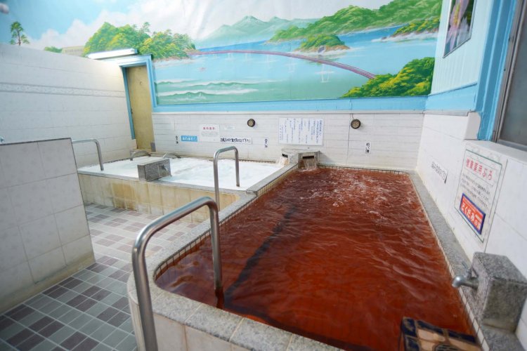 この日の入浴剤は「どくだみ」。奥には「熱い湯」と「ぬるい湯」があり、ジェットバスの座風呂が2席ある。