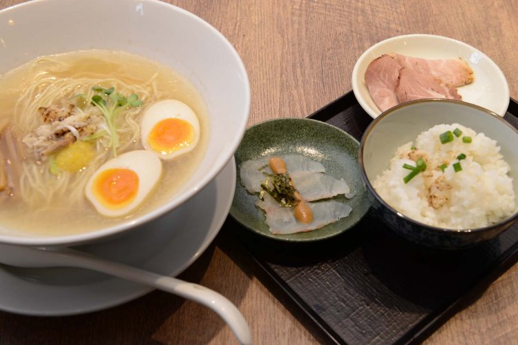 真鯛の旨さを満喫できる鯛お茶漬けセット。