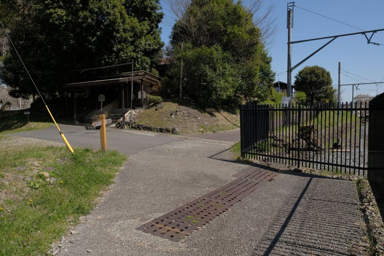 現役時代は踏切だった場所。側溝の蓋にラックレールが活用されている。警報機の機械も残されていた。