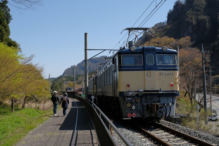動態保存されて体験運転中のEF63がやってきた。下り線の僅かな区間しか走らないものの、架線も生きているので、24年前の姿が今に蘇ってくる。このときは重連で体験運転しており、１両で運転する時もある。