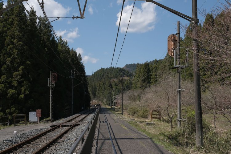 キロポストや信号機が撤去されずに残っている。廃止後は最低限の設備だけ撤去し、上り線だけ歩きやすいように舗装したという感じだ。