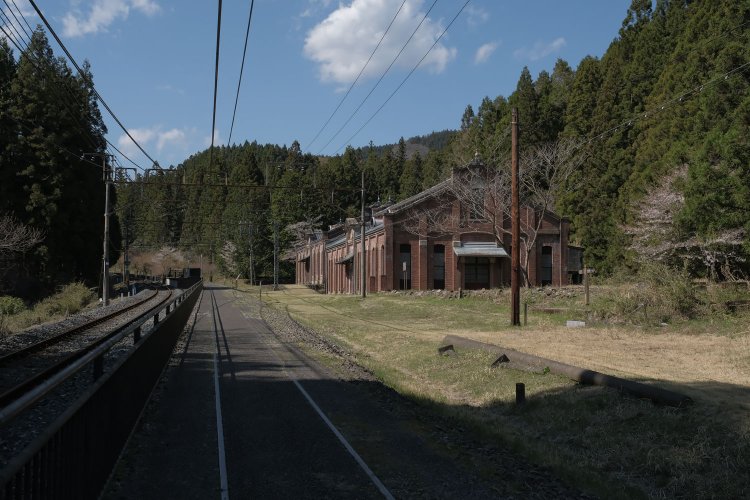 上り勾配を歩いていくと、目の前に現れる旧丸山変電所の2棟の建物。24年前は線路脇にある小道を歩いてここまでやってきた。