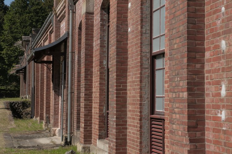 蓄電池室から機械室を見る。1mほどの段差があって、奥のほうが少し高い。