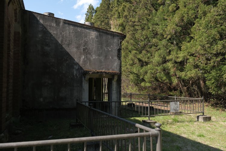 丸山変電所は柵で守られているため中には入れない。裏側へ回ると増設したような部分がある。