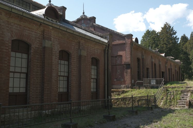 変電所は坂の途中にあるからなのか、機械室と蓄電池室の建物は段差がある。