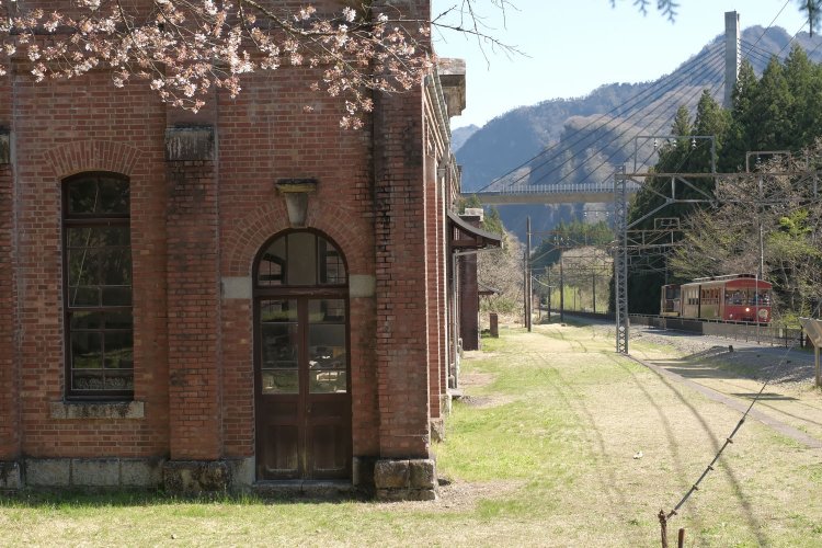 丸山変電所はトロッコ列車の丸山駅が設置されているからアクセスしやすい。数分間停車するので記念撮影する乗客の姿も多い。