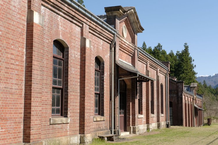 修繕されて美しい姿のまま保っている変電所。朽ちている姿は美しくて心にグッときたが、こうして大事にされている姿も何だか安心するような気分である。