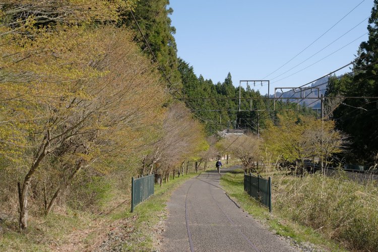 丸山変電所を後にして後ろを振り向くと、ずっと登り坂が続いているのが分かる。歩きやすい道とはいえ、ずっと歩いていると汗ばんで休みたくなってきた。