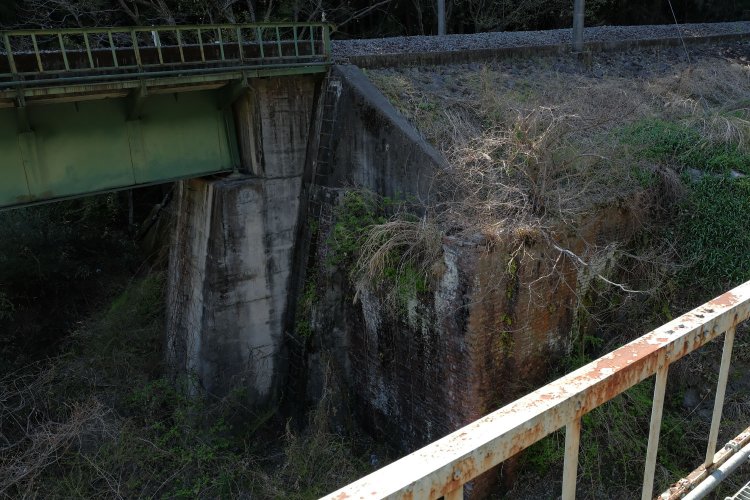 碓氷第一橋梁の名残であるレンガ橋台。粘着式の新線開通の際に三連アーチだった橋梁は解体された。