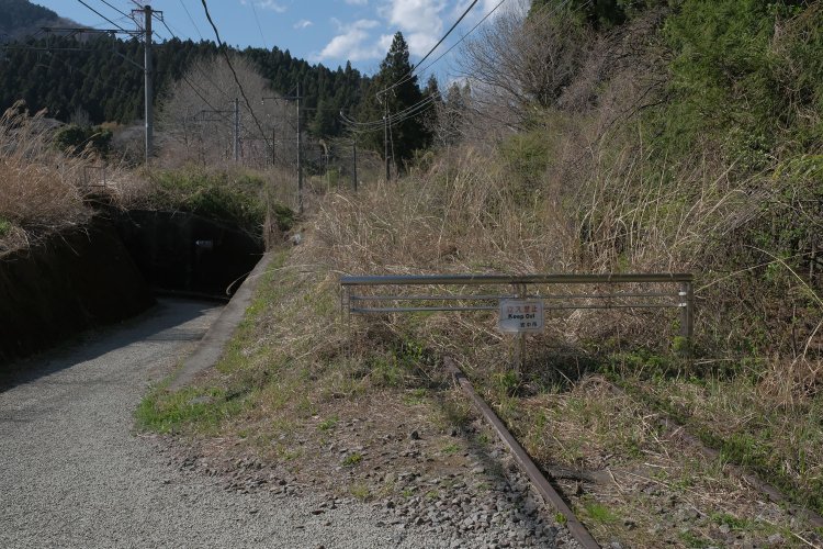 舗装されていた道は突如として草むした線路へと変わる。この先の朽ち具合こそが“廃もの”にうってつけなのだが立入禁止である。潔く諦め、時々開催される廃線ウォークに参加しよう。