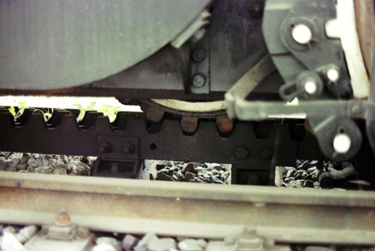 ED42に装備された歯車とラックレールが噛み合った箇所。車輪の下部分に歯車があり、ラックレールと噛み合うことで急坂を滑らずに登り下りできる。