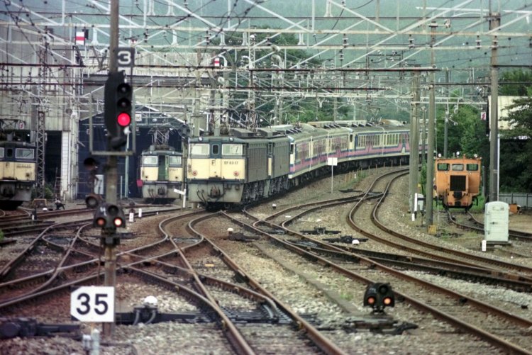 1992年8月23日の横川駅軽井沢方面。構内はEF63のねぐらである横川機関区となっており、信越本線はすぐ上り勾配となっていた。