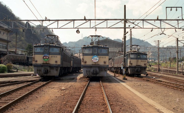 1994年4月17日撮影の横川機関区。ヘッドマークは撮影会での特別仕様。碓氷峠が廃止された後、機関区跡を生かした「碓氷峠鉄道文化むら」として生まれ変わった。