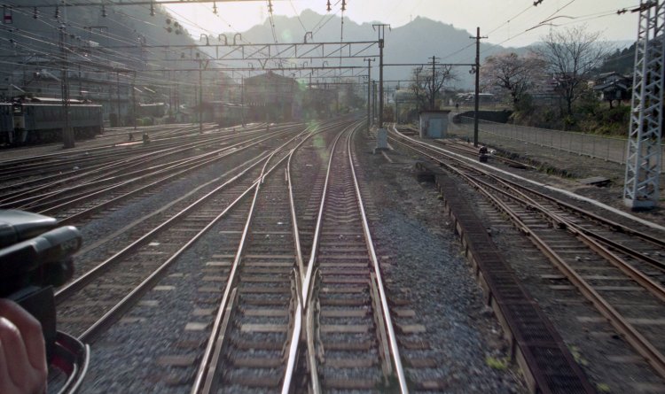 1994年4月17日、イベント列車(旧型客車)後部から撮影した横川駅。上写真と(線路の位置は若干右だが)ほぼ同じアングル。こんなに激変した。