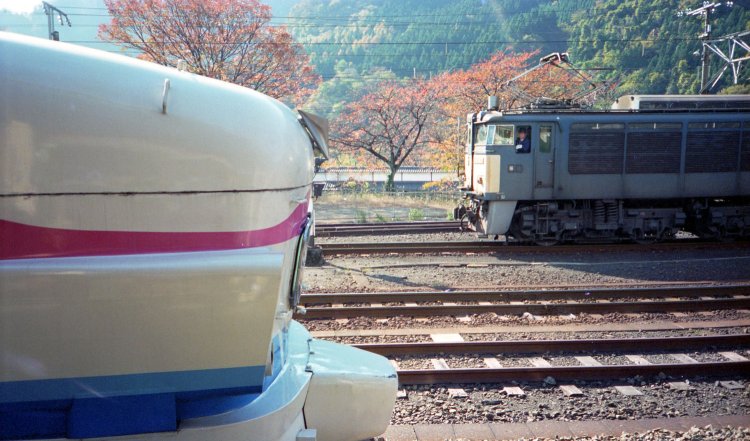 1996年10月17日に自転車を輪行して碓氷峠の撮影に遠征した時の写真。横川駅ホームには立ち食いそばもあった。横川駅にて、特急あさま号(489系白山色)と入れ換え中のEF63。