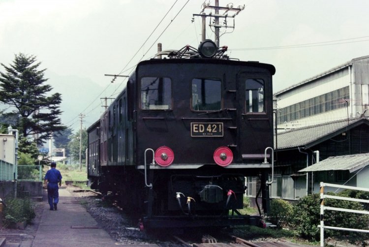 アプト式時代最後の機関車ED42。線路の間に見える筋状のものがラックレール。横川機関区にて。1992年8月23日。現在は「碓氷峠鉄道文化むら」に保存されている。