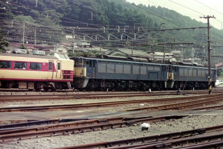 1992年8月23日の横川駅。EF63が特急あさま号を押しながら勾配を駆け上がっていく。EF63は2両繋がった「重連」で任務についた。横川機関区から撮影。