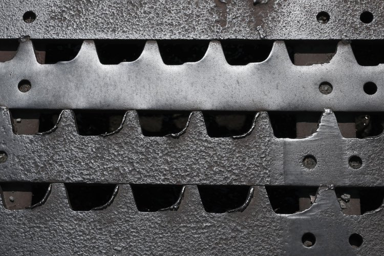 現在の横川駅。駅前の側溝には使用済みのラックレールで作られた蓋が現役（？）だ。