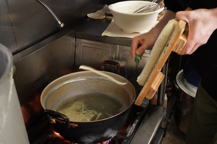 鍋に向かって手際よく削っていく。1人前を削るのはあっという間だ。