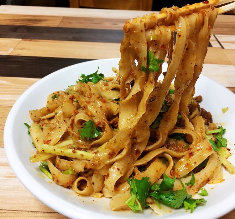 汁無しネギ油かけ辛味刀削麺880円。