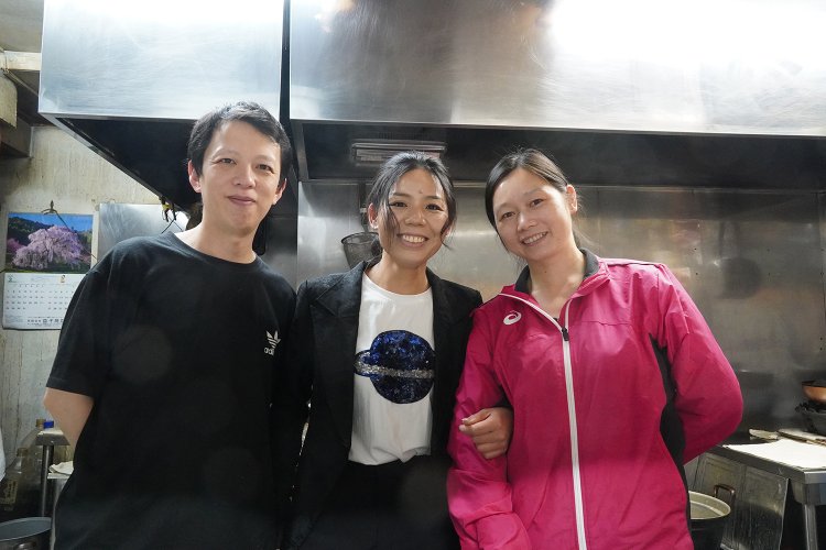 左から料理人のヨウさん、オーナーのセキさん、フロア担当のシンさん。メニューは3人で考える。